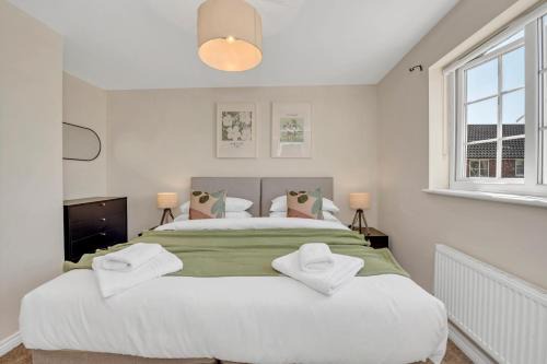 Martlesham Heath Casa | The Grange Luxe2, 5 Bedroom House,Spacious,contractor,family,Internet,free parking,group,study,relocation,easily accessible in Ipswich,Kesgrave