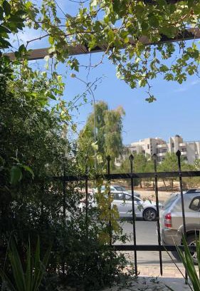 Amman Casa | The Grapevine House -Just female بيت و كرمة للسيدات فقط-