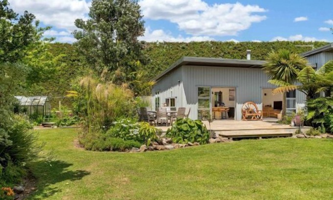 Whangamata Casa | The Grass is Greener Getaway