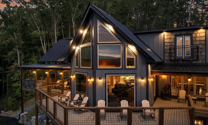 Gatlinburg - Pigeon Forge Cabina | The Great Outdoors 5 Bedroom Cabin by RedAwning