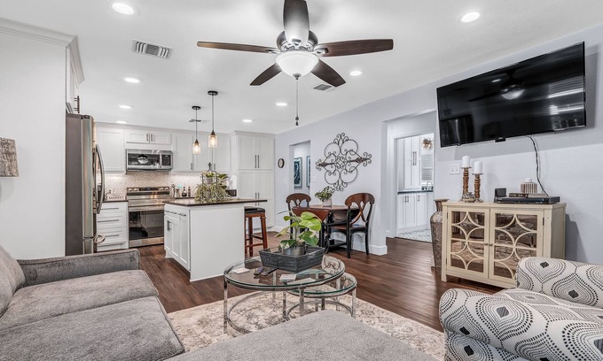 Brenham Casa | The Green Emerald Close to Down Town Brenham