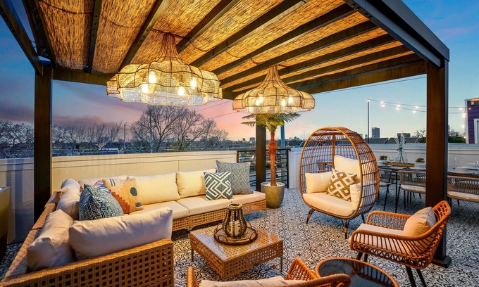 South Central Houston Casa | The Green Haus: Luxxe Cabana Rooftop Retreat