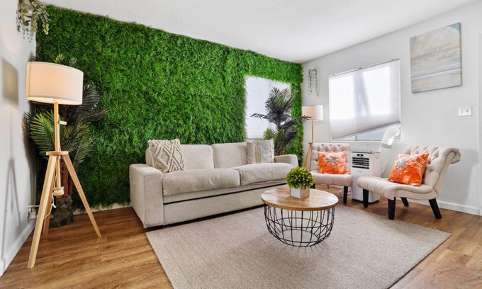 Pierpont Bay Casa | The Green Haven, 1 Minute Walk to the Beach and Restaurants, King Beds, Beach Amenities