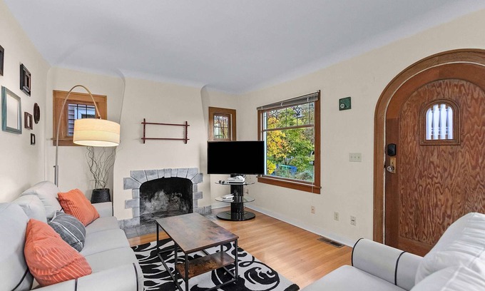Wallingford Casa | The Green Lake Firefly Lodge