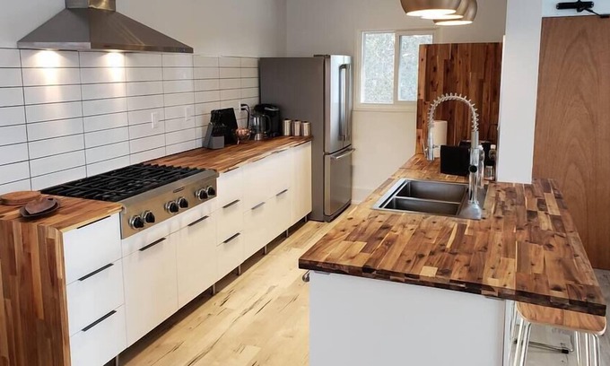 London Casa | "The Green Space" 2BR Pvt Balcony & Chefs Kitchen