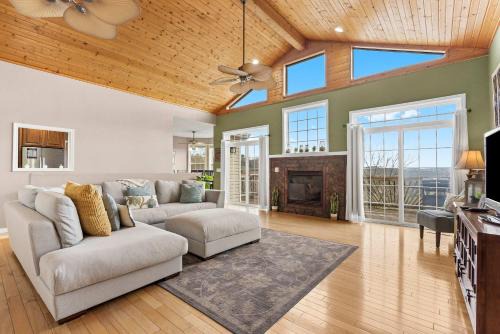 Kimberling City Casa | The Greenview Manor with Lake Views