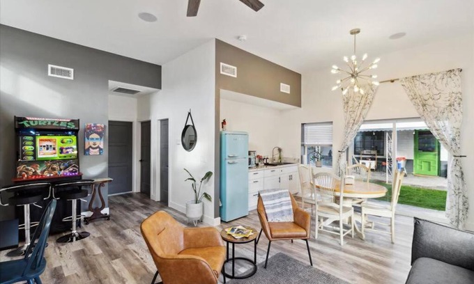Encanto Casa | The Gregory: 2 Bed/1 Bath Guesthouse