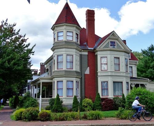 Southern Coast Casa | The Gregory House - A Maine Victorian Mansion