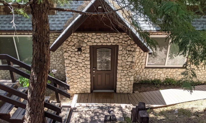 Cedar Glen Casa | “The Grey Haven” – Secluded home in the woods