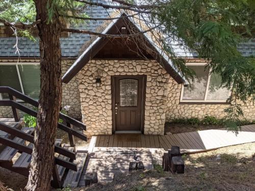 Cedar Glen Casa | “The Grey Haven” – Secluded home in the woods