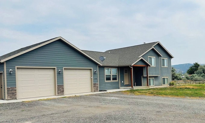 Helena Casa | The Grey House is 2 minutes to the Lake 5 minutes to Fox Ridge golf course.