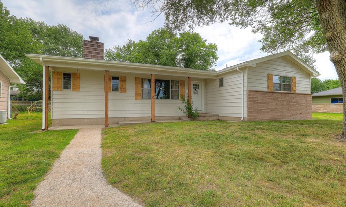 Joplin Casa | The Greystone- Spacious + Updated home in SE Joplin