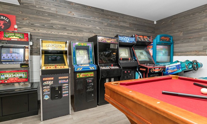 Winter Park Casa | The Grizzlies Den - Arcade Game Room, Pool Table, Air Hockey, Deck, BBQ, AC