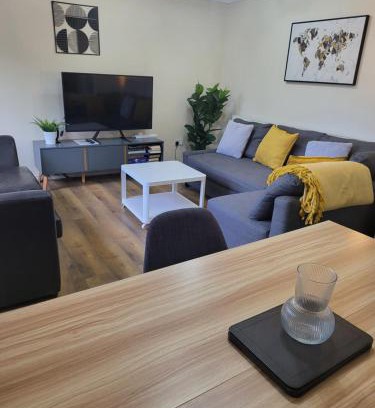 Wolverhampton Casa | The Grove- 3 Bed Detatched House Wolverhampton- Families and Contractors- Near Town Centre and Molineux Stadium
