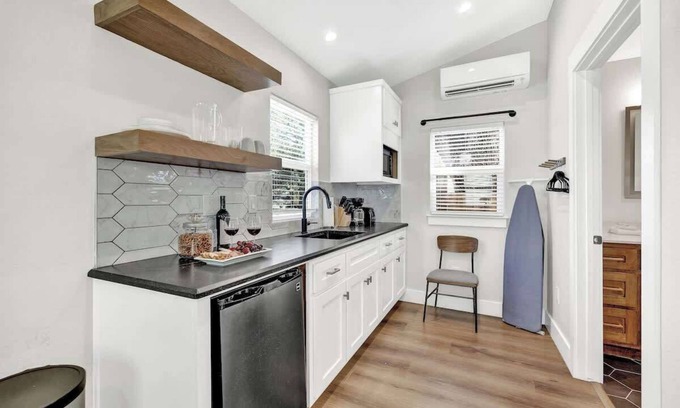 Fredericksburg Cabaña | The Grove B Stylish Cottage - Walk to Main