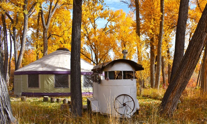 Paonia Cabina | The Grove Yurt es una situación de vida primitiva directamente en el río