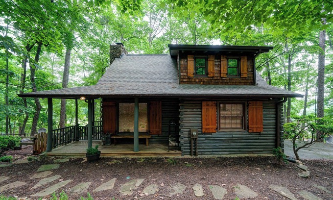 Big Canoe Cabina | The Guest House – Historic Log cabin in Big Canoe