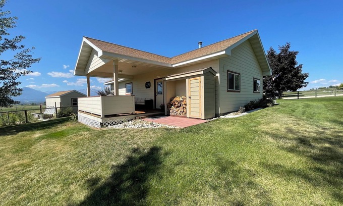 Corvallis Casa | The Guesthouse - on 3.5 acres in Corvallis, MT