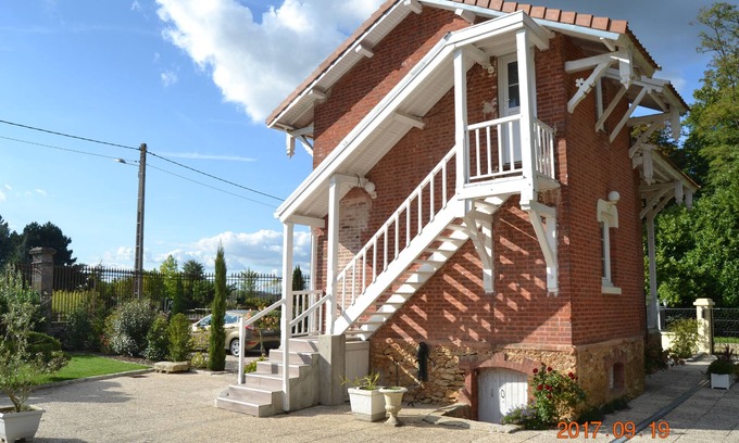 Lumigny-Nesles-Ormeaux Casa | LA TORRE GUET 1 apartamento independiente.