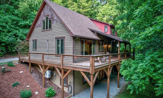 Sugar Grove Casa | The Guf - Total privacy, 13 mins to downtown Boone, brand new hot tub, pet friendly!
