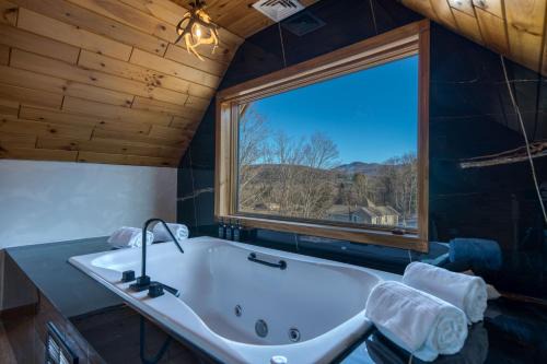 Windham Hotel | The Haüs Windham - Luxury Suites, Hot Tub, Mountain Views!