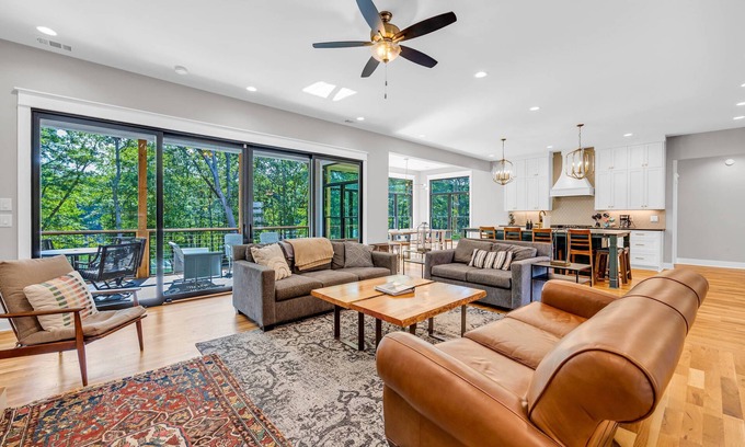 Hartwell Casa | The Hales Lake House w/ Hot Tub!