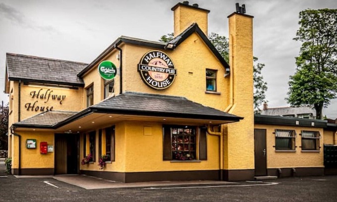 Buckna Casa | The Halt @ Halfway House Country Pub