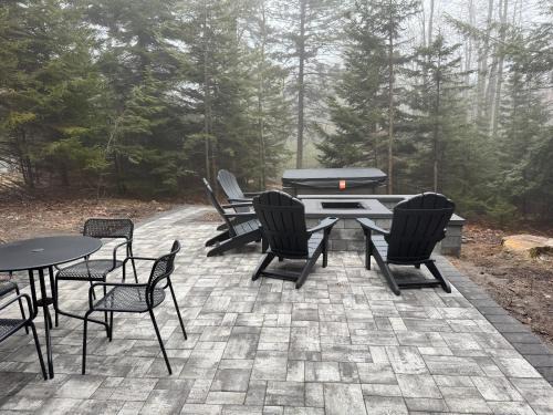 Pocono Pines Casa | The Hangout Haven - Theater, Hot tub, Pickleball, Ping pong, Firepit