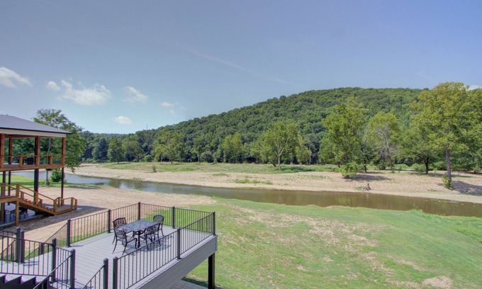 Glenwood Cabina | The Hangout on the Caddo River - Porch to River