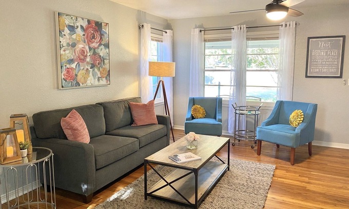 Granbury Cabaña | The Hannaford - 2 Bedroom - Pet Friendly -Near the Square in Historic District