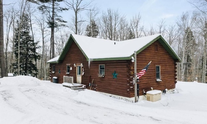 Warren Cabina | The Hansberry Cabin - Forest Setting - Hiking & ATV Trails - Lake - Pond - River