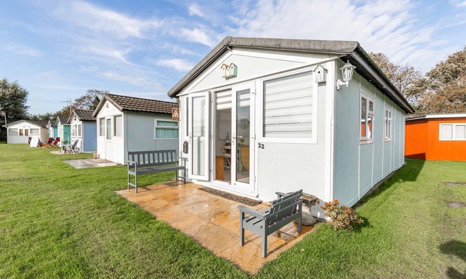 Mundesley Chalet De Esquí | The Happy Hedgehog (2 bedrooms sleeps up to 3) is just 600 yards from the beach!