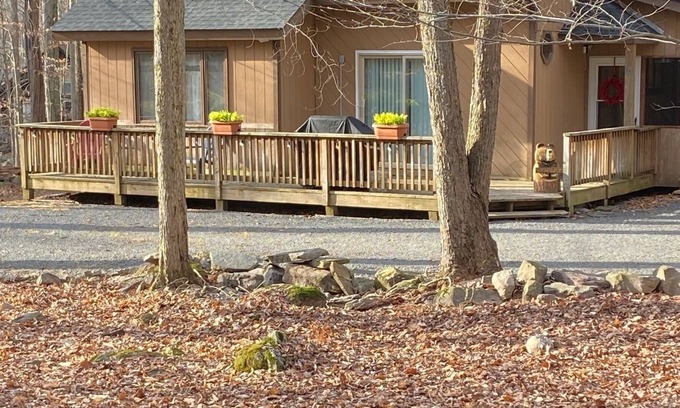 Locust Lake Village Chalet De Esquí | The Happy Hideaway-A Family & Pet-Friendly Air-Conditioned Cabin in Locust Lake