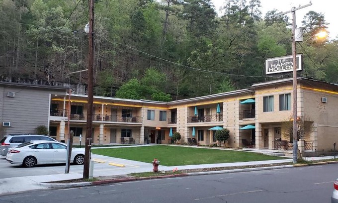 Hot Springs Hotel | The Happy Hollow