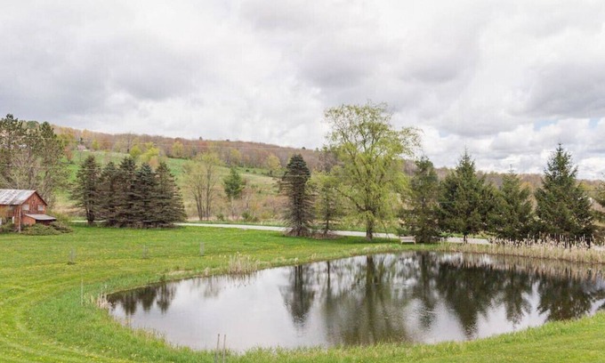 Damascus Cabaña | The Happy Rabbit · Sweet Cottage w/ Pond near Callicoon