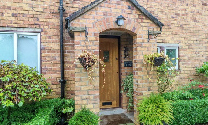 Macclesfield Cabaña | THE HARE BURROWS, with open fire in Alderley Edge