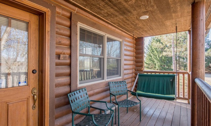Fredericktown Cabina | The Harmony Suite is a private cabin suite at Heartland Country Resort