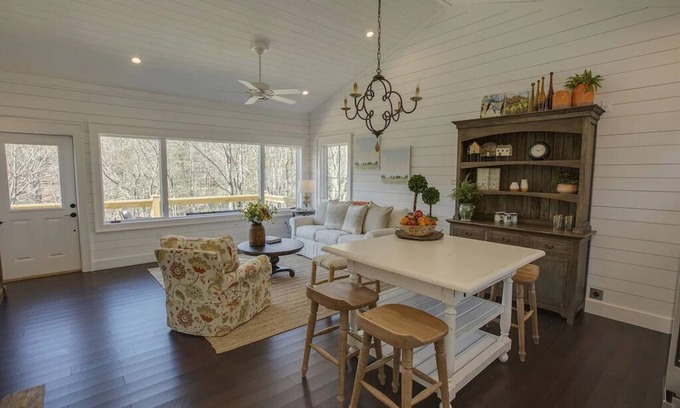 Scaly Mountain Cabaña | The Harvest House Cottage - Mountain Vineyard Getaway