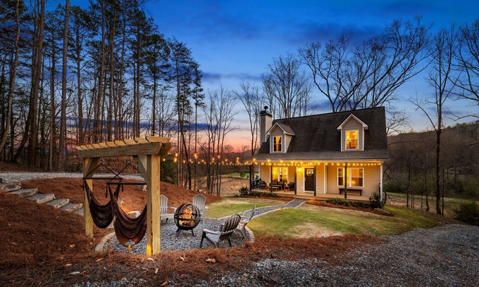 Dahlonega Casa | The Haven: Luxury 3BR on 6 Acres! River! Fire-Pit!