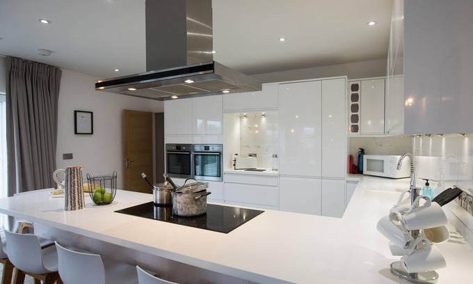 Saundersfoot Casa | The Hawthorns - Large Luxury Cottage Hot Tub Sea Views