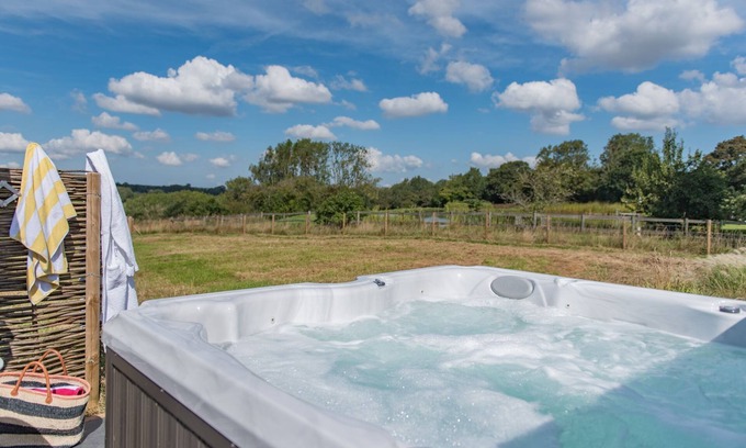 Etchinghill Cabaña | The Hayloft by Bloom Stays - beautiful location with hot tub