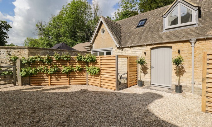 Westonbirt Cabaña | THE HAYLOFT, family friendly, with hot tub in Sherston