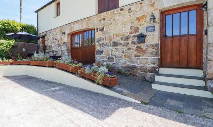 Sticker Cabaña | THE HAYLOFT, pet friendly, with a garden in Sticker