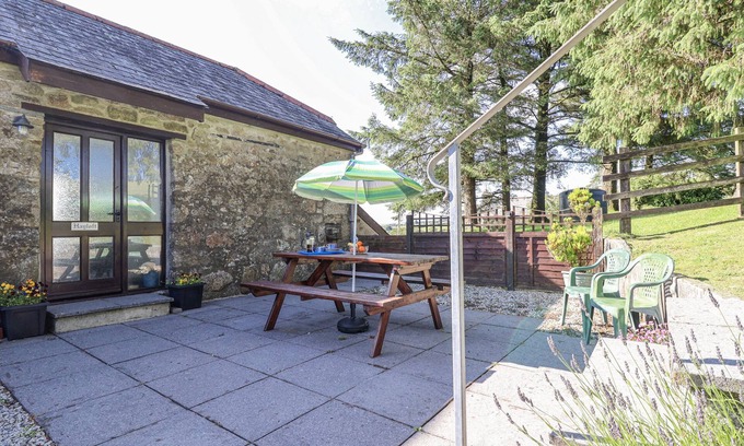 Commonmoor Casa | THE HAYLOFT, pet friendly, character holiday cottage in St Cleer