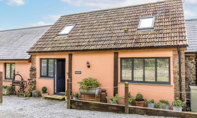 Christchurch Cabaña | THE HAYLOFT, pet friendly, with hot tub in Bampton, Devon
