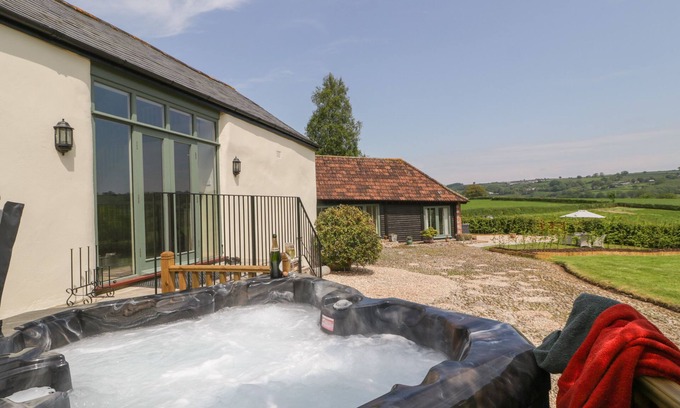 Honiton Cabaña | THE HAYLOFT, romantic, with hot tub in Honiton