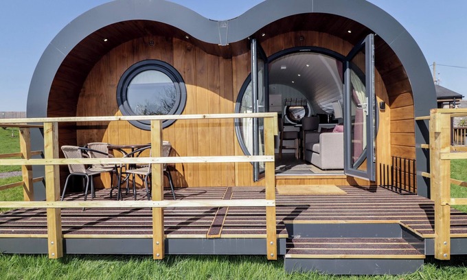 Cowbridge Cabaña | THE HAZEL POD, character holiday cottage, with a garden in Cowbridge