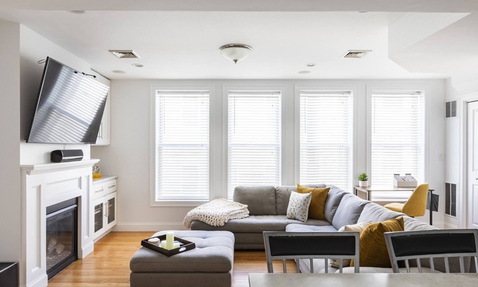 Columbus Park - Andrew Square Condominio | The Heart of Southie (Garage + Roof Deck)