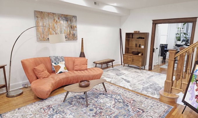 Truxton Circle Condominio | The Hearth! On site parking! Minutes to restaurants, groceries and nightlife.