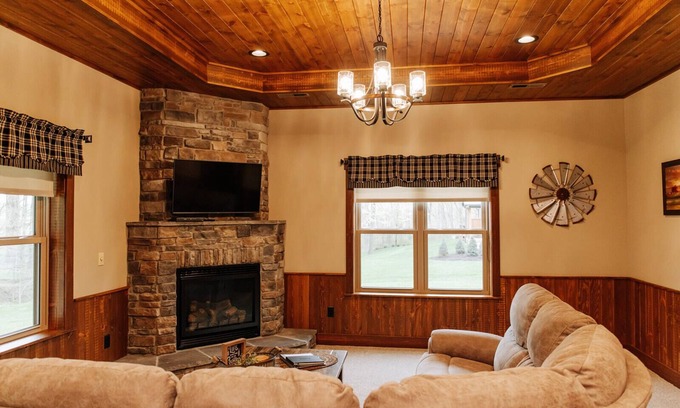 Dundee Cabina | The Heartland Suite: Luxury, Lodge Suite in Amish Country, Ohio